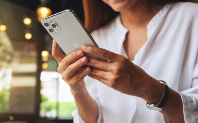 mujer sosteniendo iphone 11 pro Max - novedades iOS 18